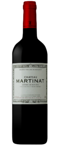 Une bouteille de vin rouge, Château Martinat, avec une étiquette élégante indiquant "Côtes de Bourg" et un sceau en haut.