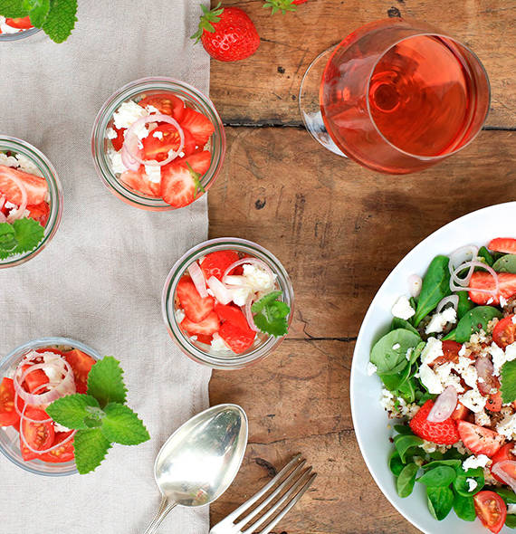 BUNTER SOMMERSALAT MIT QUINOA, ERDBEEREN UND MINZE