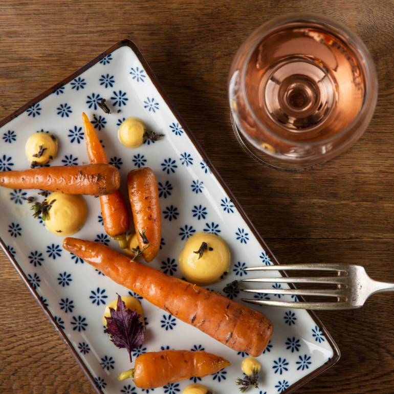 CAROTTES ENTIÈRES GLACÉES, FROMAGE FRAIS DE CHÈVRE AU JUS DE CAROTTE, LAVASH (TUILE CROUSTILLANTE FAITE AVEC DE LA PÂTE À PAIN)