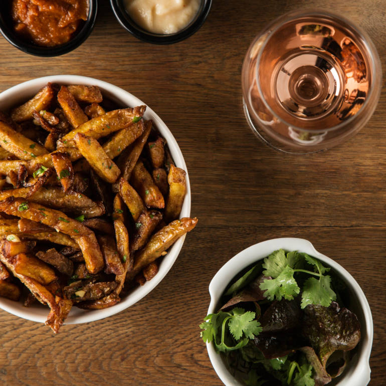 In Entenschmalz gebackene Pommes Frites, Geflügelfond, Persillade