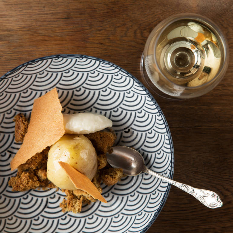 POCHIERTE BIRNE MIT ROSMARIN, BRETONISCHER BUTTERKEKS, JOGHURTEIS, NUSSIGE BRAUNE BUTTER.