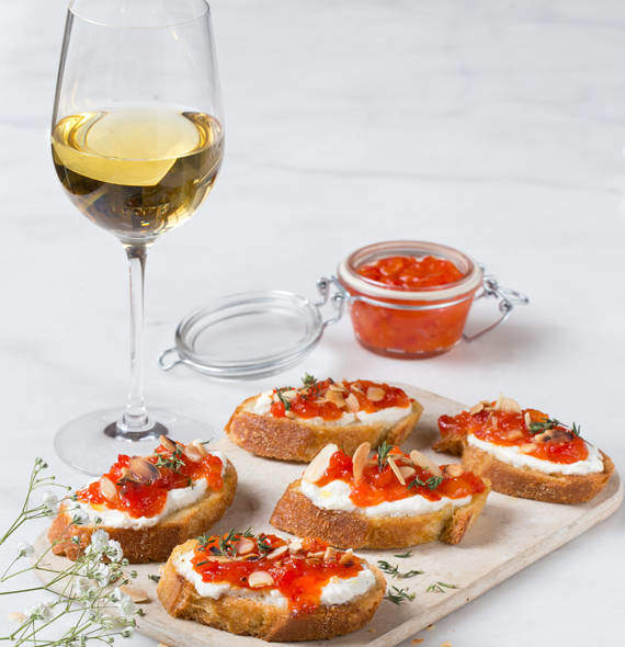 Crostini mit Ricotta und Paprikamarmelade