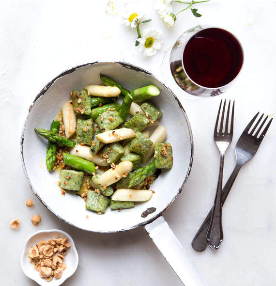 Gnocchi met daslook en asperges met hazelnootboter