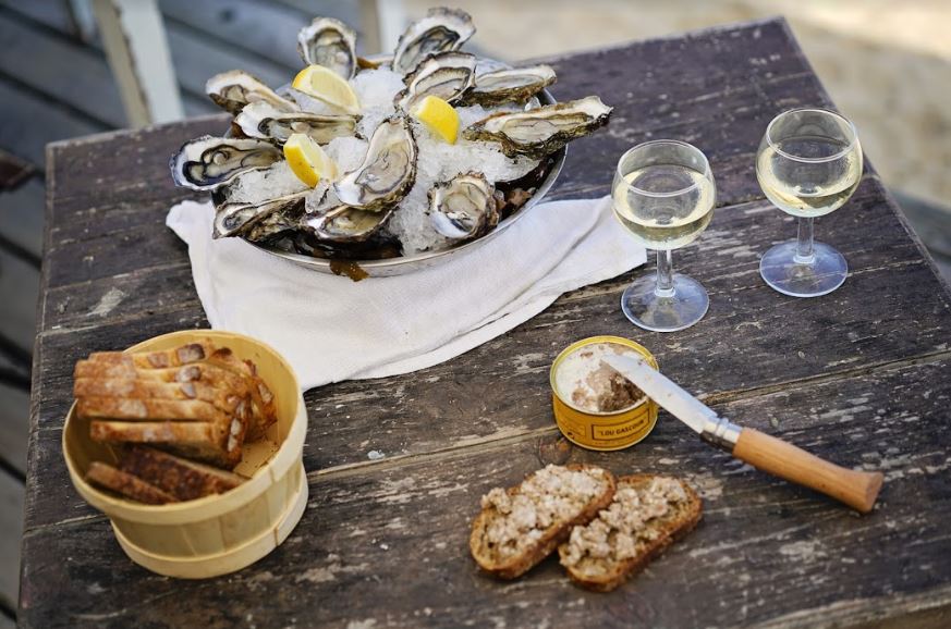 Oysters and white Bordeaux wine picnic