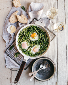 haricots verts oeuf sur le plat bordeaux blanc