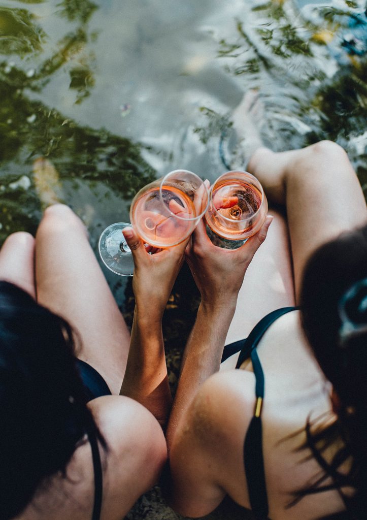 rosé vin filles l'eau