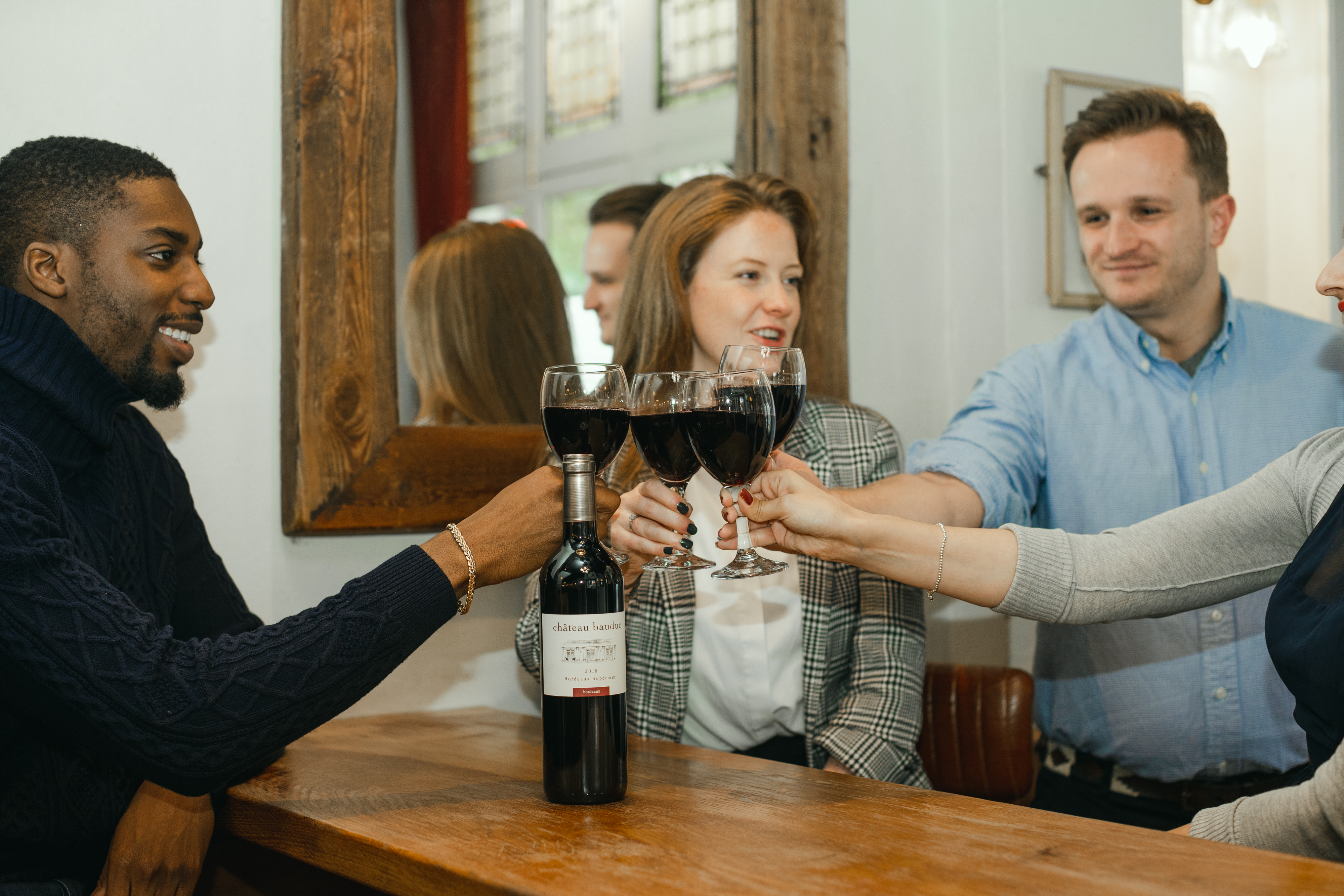 Friends who drink wine at the table