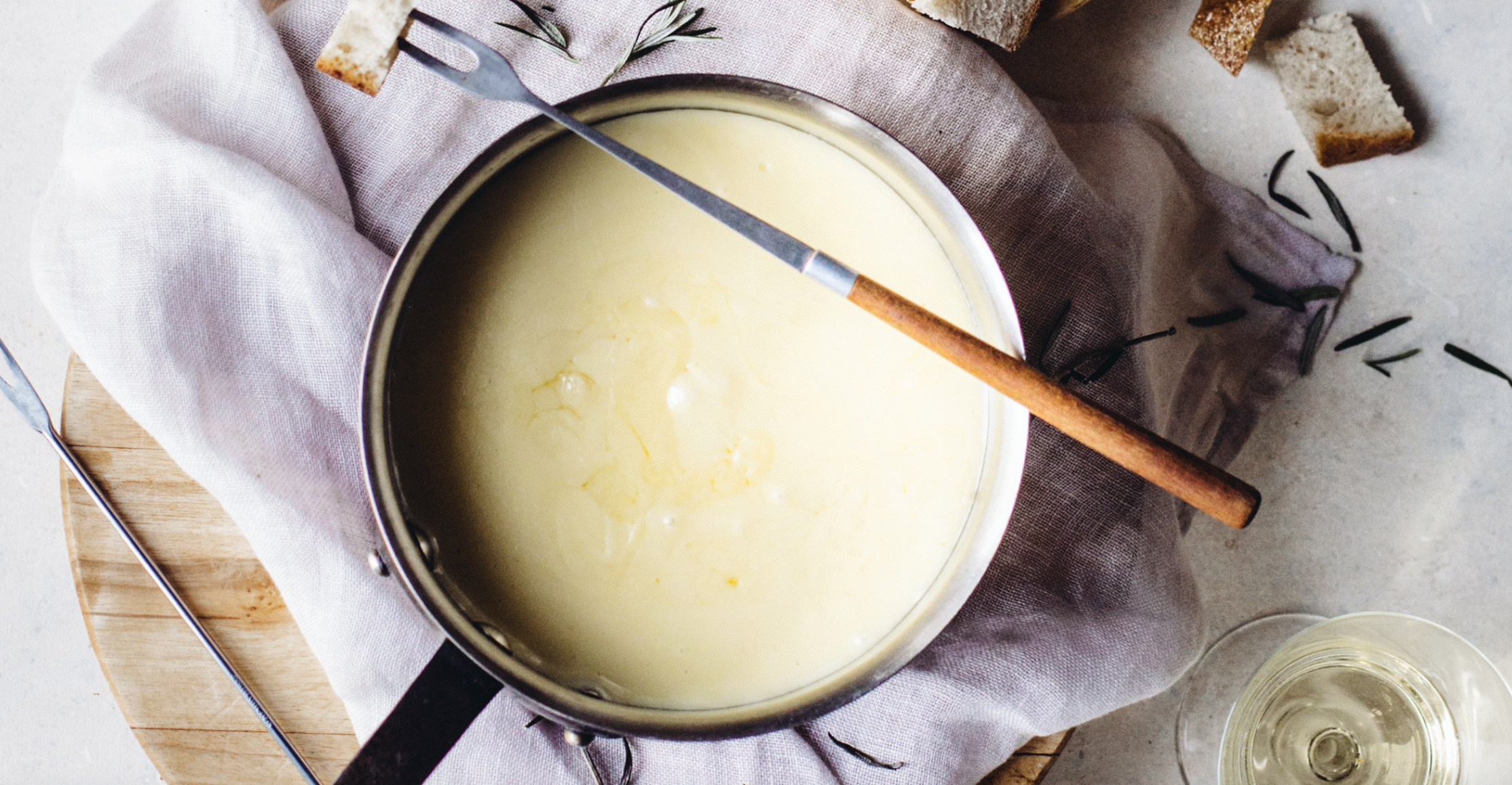 Quel vin avec une fondue savoyarde : nos idées ultras fondantes !