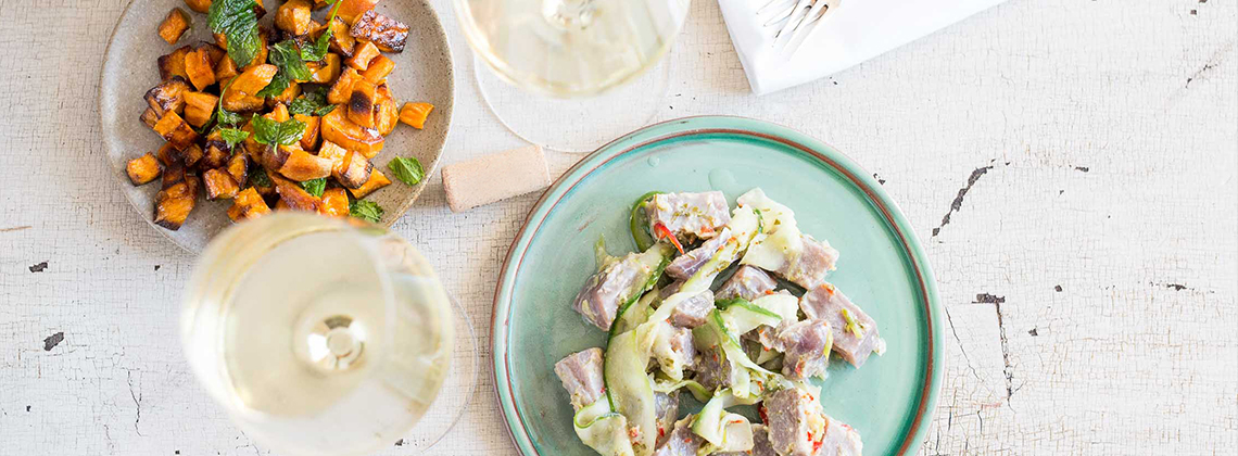 Ceviche vom Thunfisch mit Minze und Gurke, dazu gebackene Süßkartoffeln