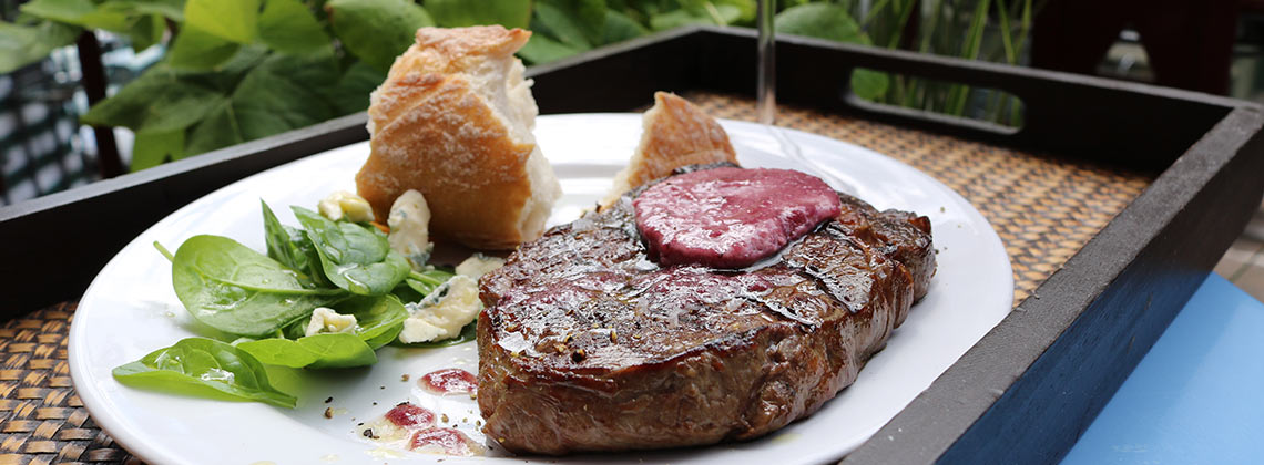 Wenn sogar der Sommer errötet: Kühler Rotwein am heißen Grill